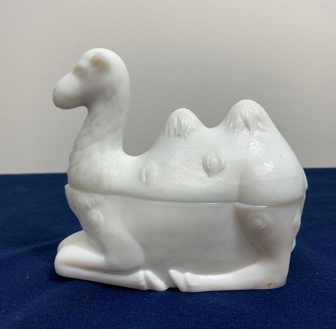 WESTMORELAND GLASS CAMEL COVERED DISH (1 of 6)