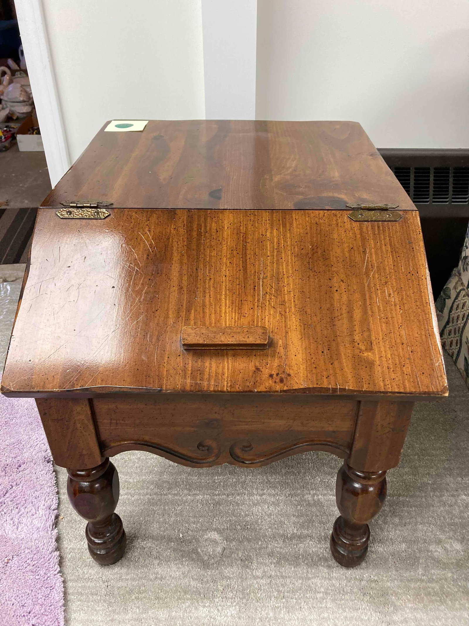 WOODEN END TABLE: MINOR SCRATCHES AND WEAR. 27.5X22.5X21