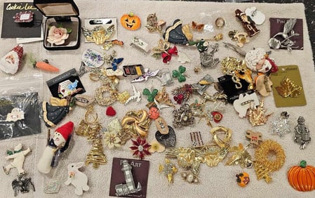 LARGE LOT OF BROOCHES
