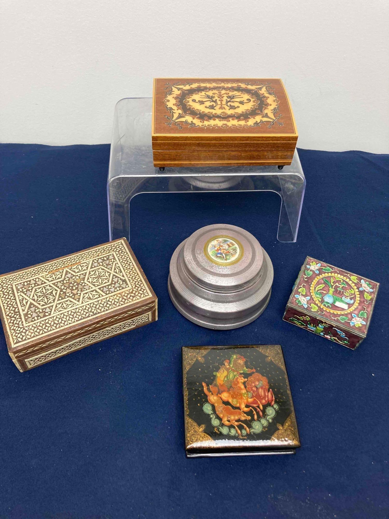 INLAID JEWELRY BOXES AND MUSIC BOX: LOT OF 5, VARIOUS SIZES