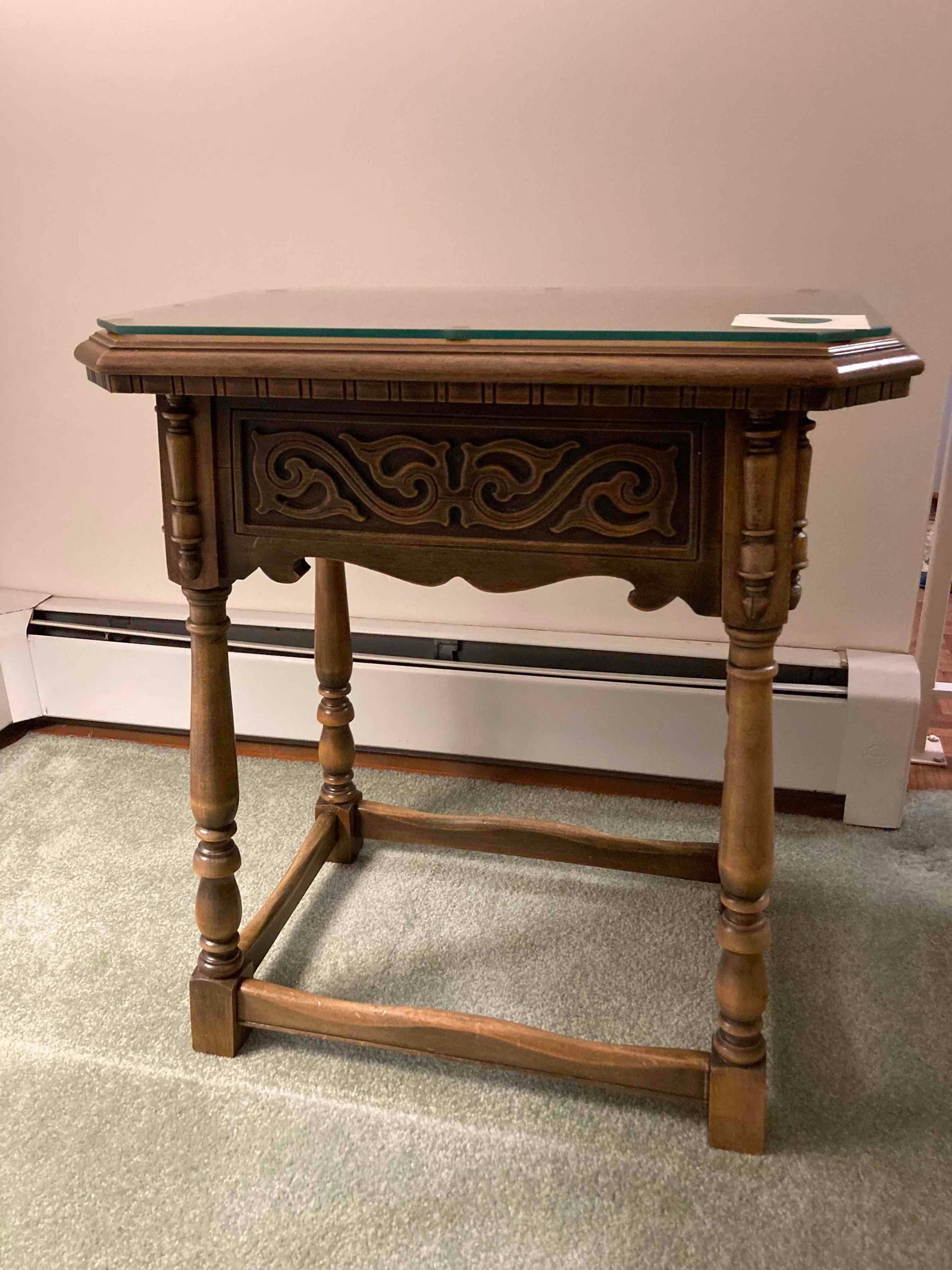 WOOD END TABLE: GLASS TOP INCLUDED. MINOR WEAR ON TOP. 24.5X14X22