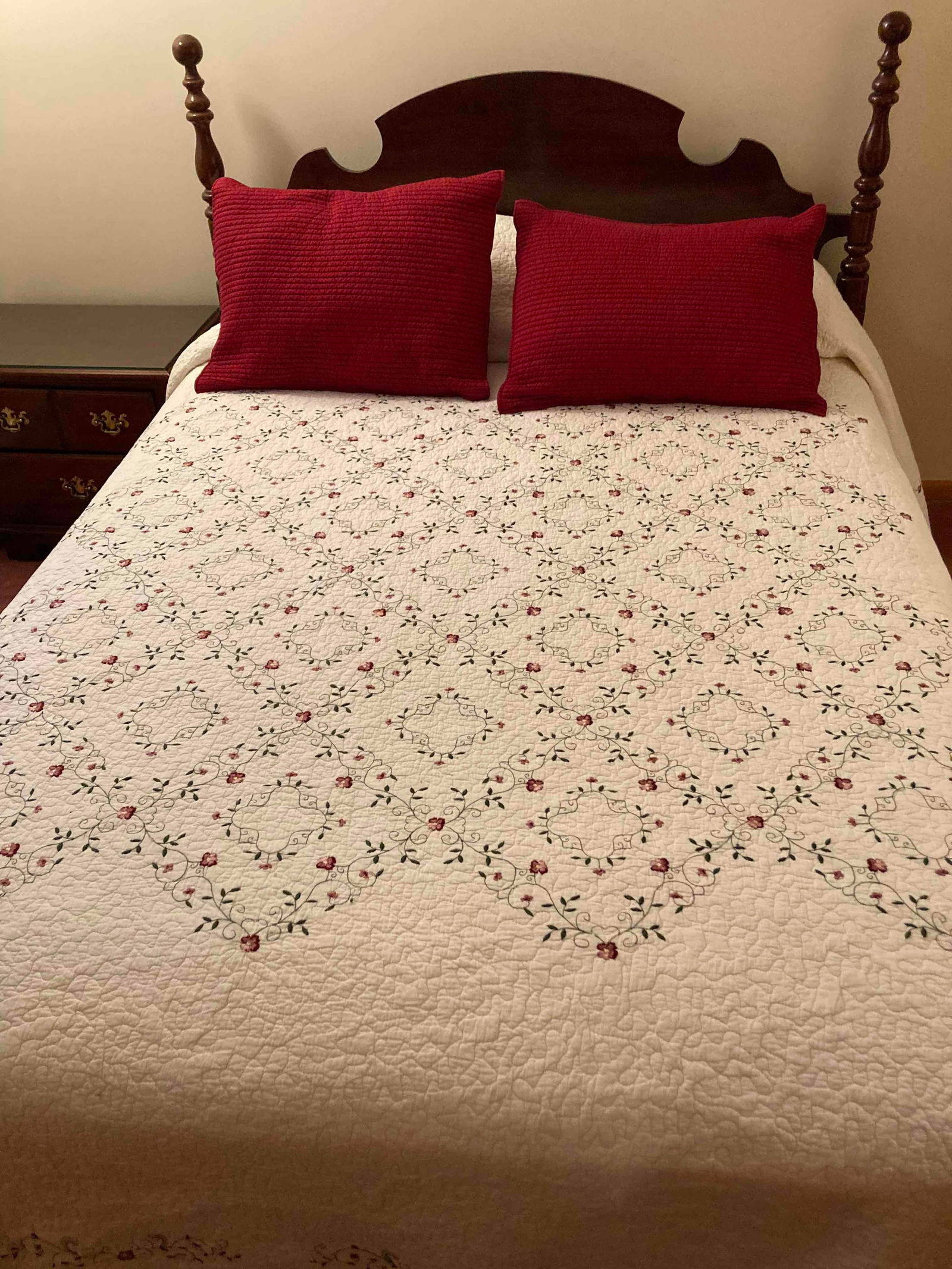 FLORAL QUILT: HAND AND MACHINE STITCHED. FITS A QUEEN BED. SEVERAL VERY SMALL STAINS. Does not include bed.