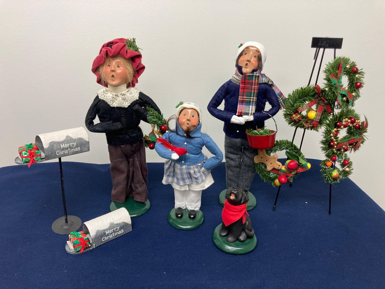 BYERS CHOICE THE CAROLERS AND WREATH DISPLAY: 1994, 1995, 1997 EDITIONS. INCLUDES DOGS AND OTHER ACCESSORIES. FIGURES ARE 9 TO 13 INCHES TALL