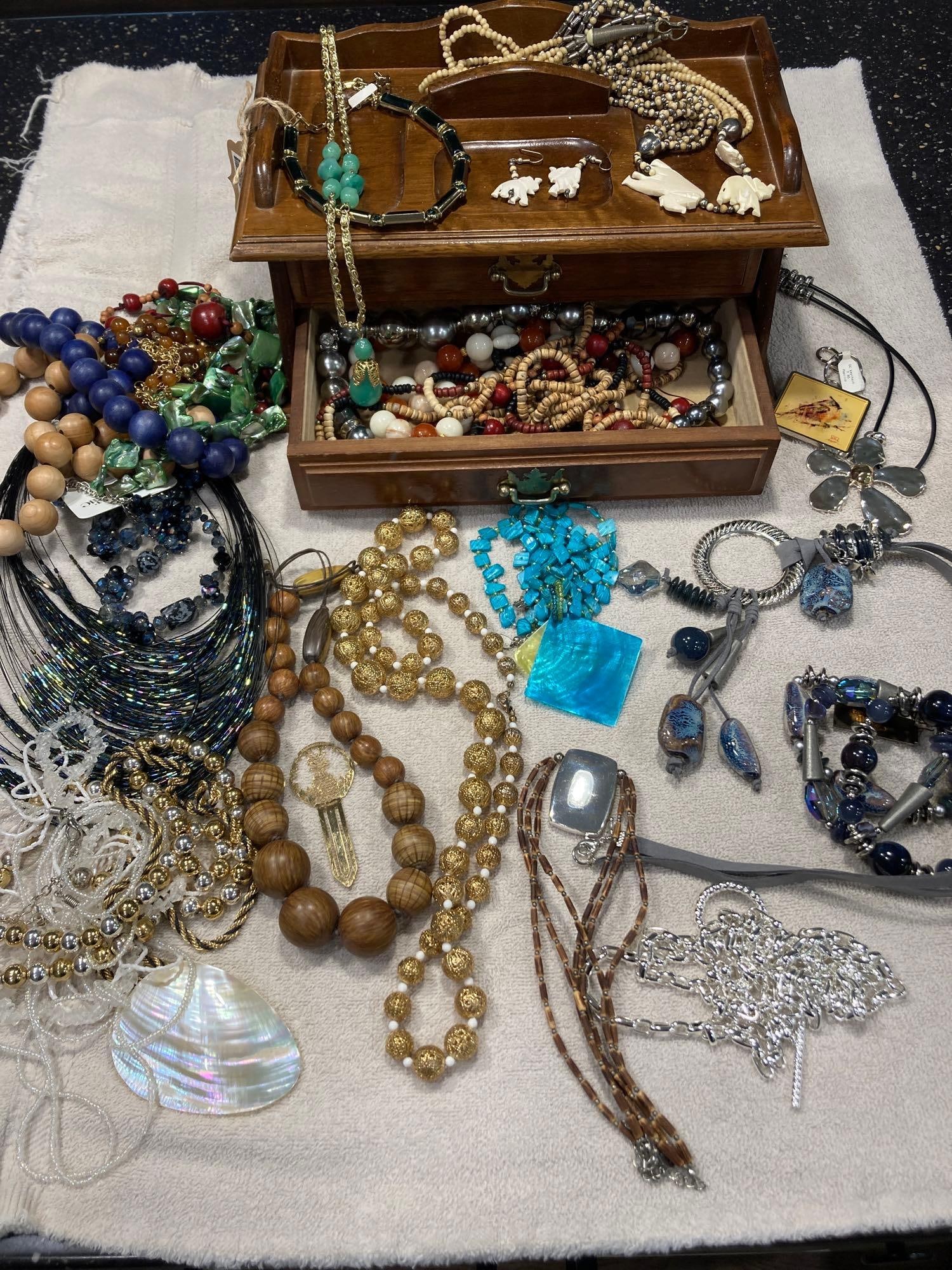LADIES COSTUME JEWELRY AND CHEST: MANY GREAT PIECES, INCLUDING EARRING AND NECKLACE SETS, CLIP EARRINGS, NECKLACES, BRACELETS, AND MORE