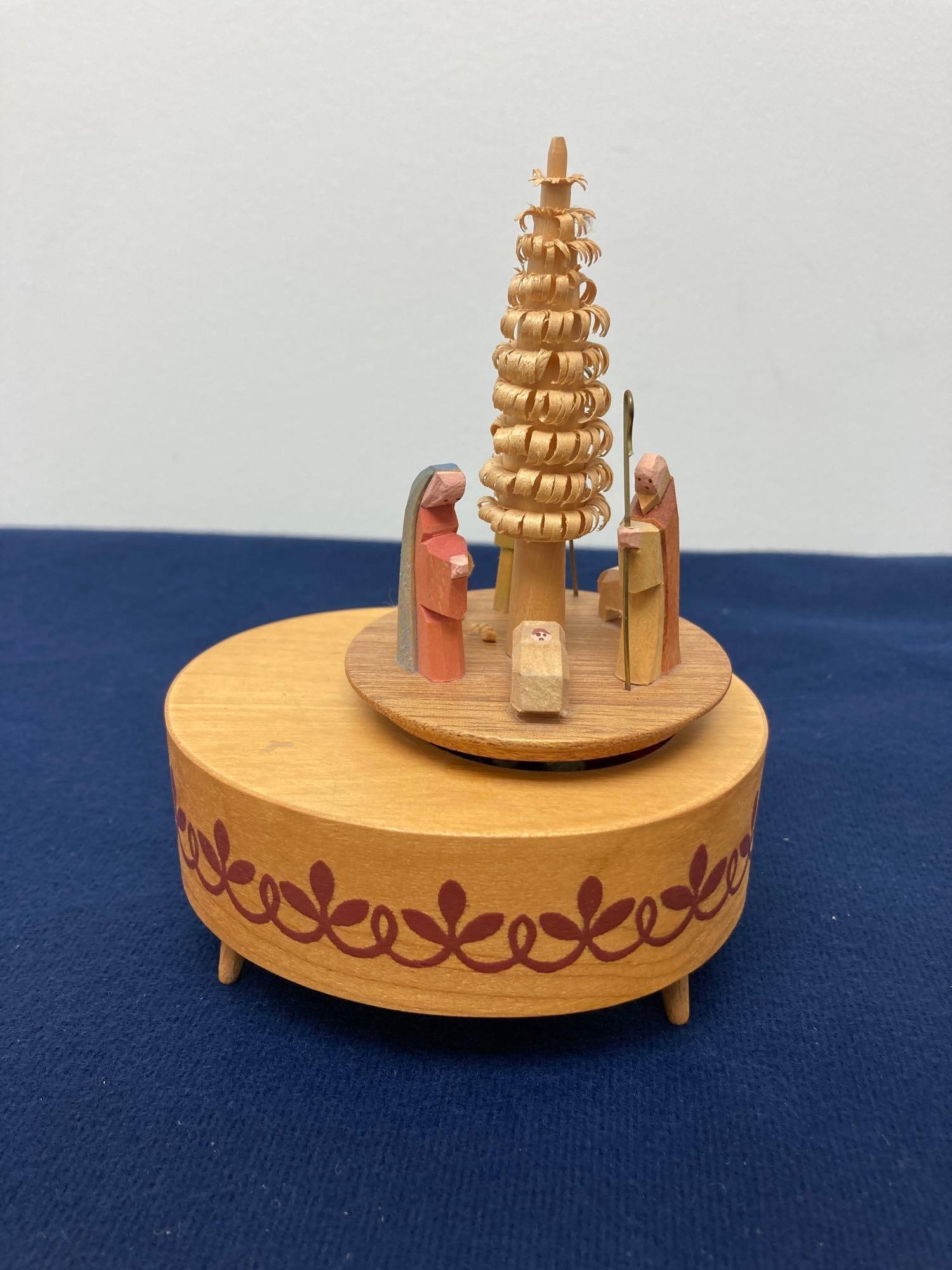 SWISS REUGE MUSIC BOX: NATIVITY SCENE. 6X4X3