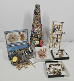 CHAINS, JEWELRY AND DISPLAYS