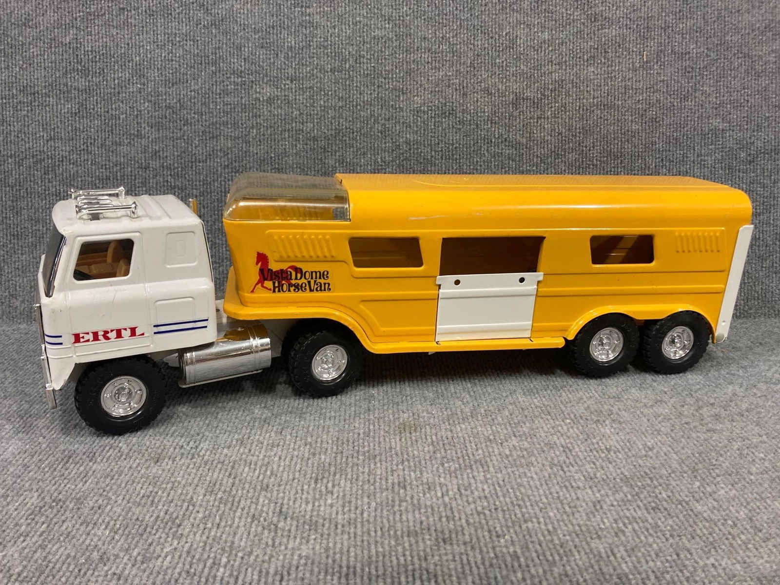 VINTAGE ERTL VISTA DOME HORSE VANS TRUCK AND TRAILER: GOOD VINTAGE CONDITION
