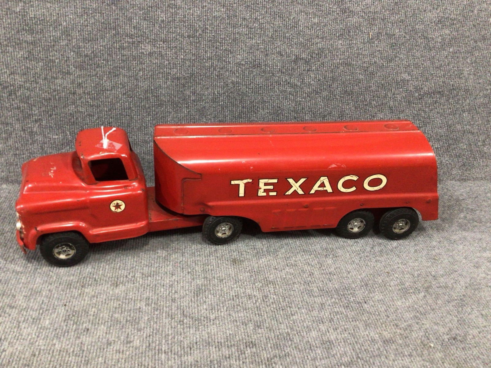 BUDDY L TEXACO TANKER: GOOD CONDITION, WITH VERY SMALL SCUFFING TO HOOD. 24 INCHES LONG
