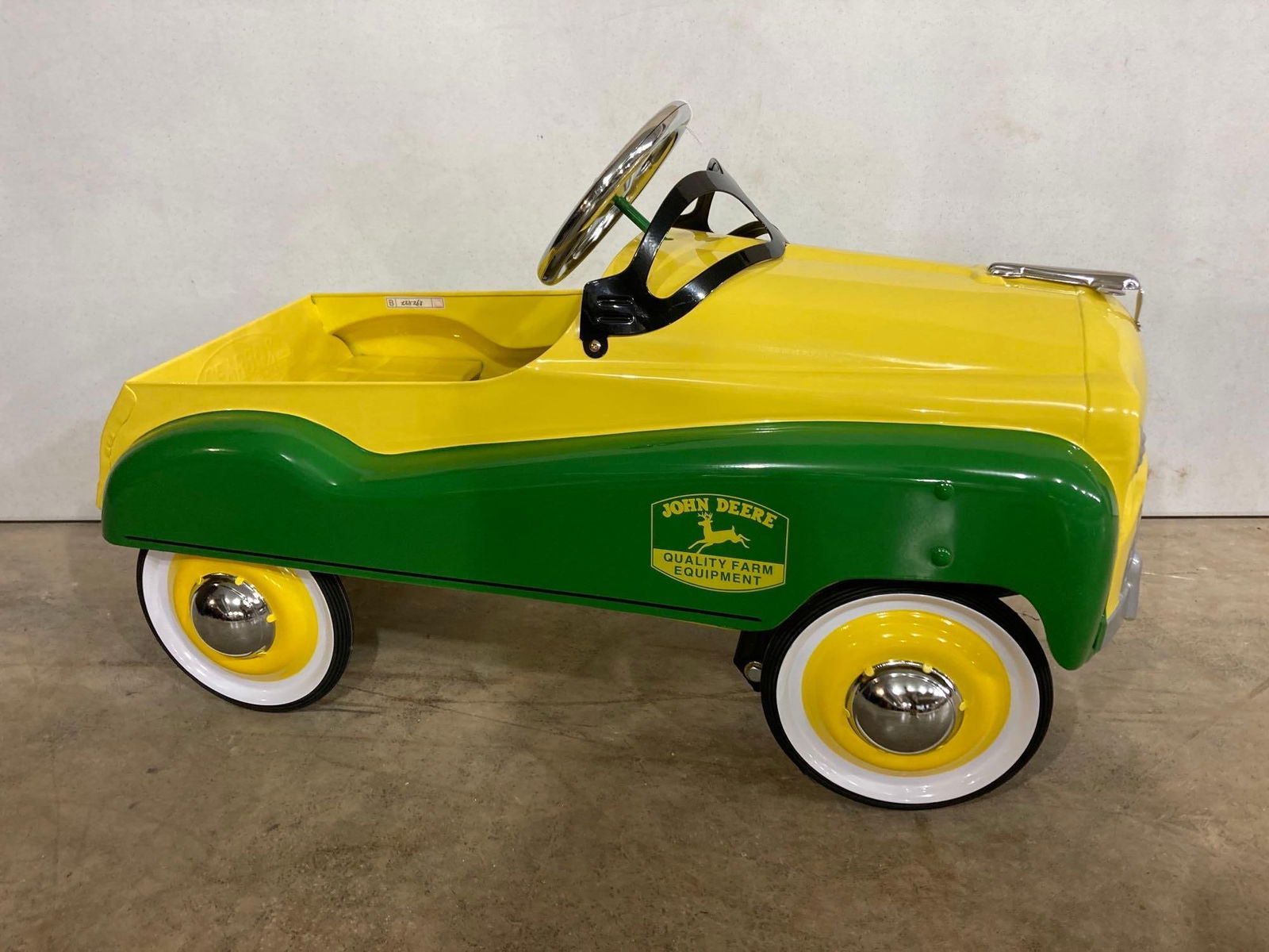 JOHN DEERE PEDAL CAR (1 of 4)