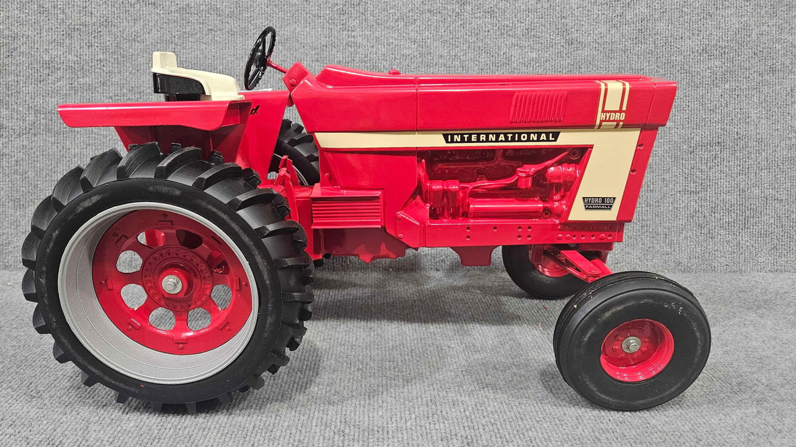 IH HYDRO 100 WHITE STRIPE SIGNED! NEW THIS MONTH (1 of 6)