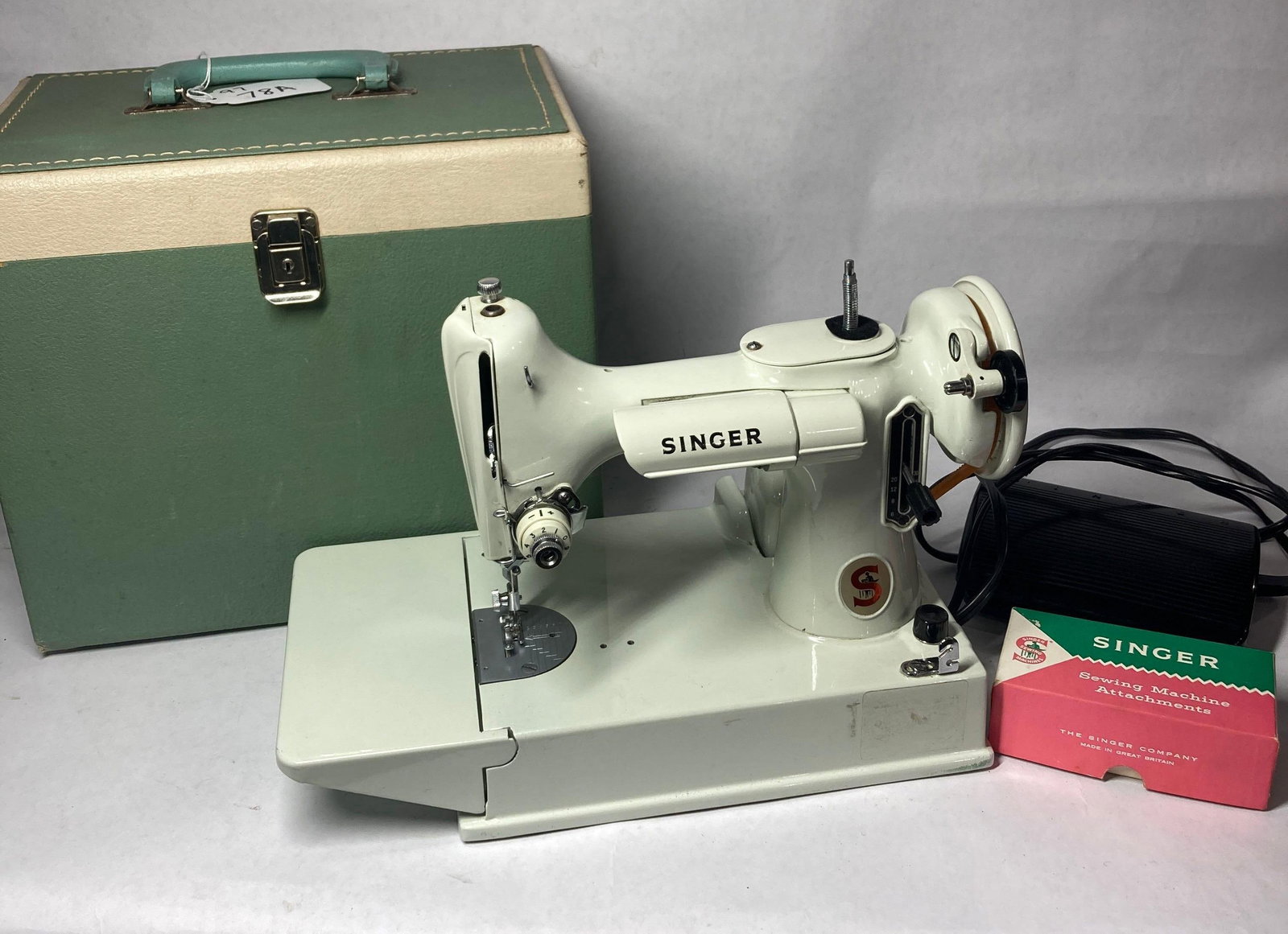 Rare Singer 221 "White Celery" featherweight sewing machine (1 of 11)