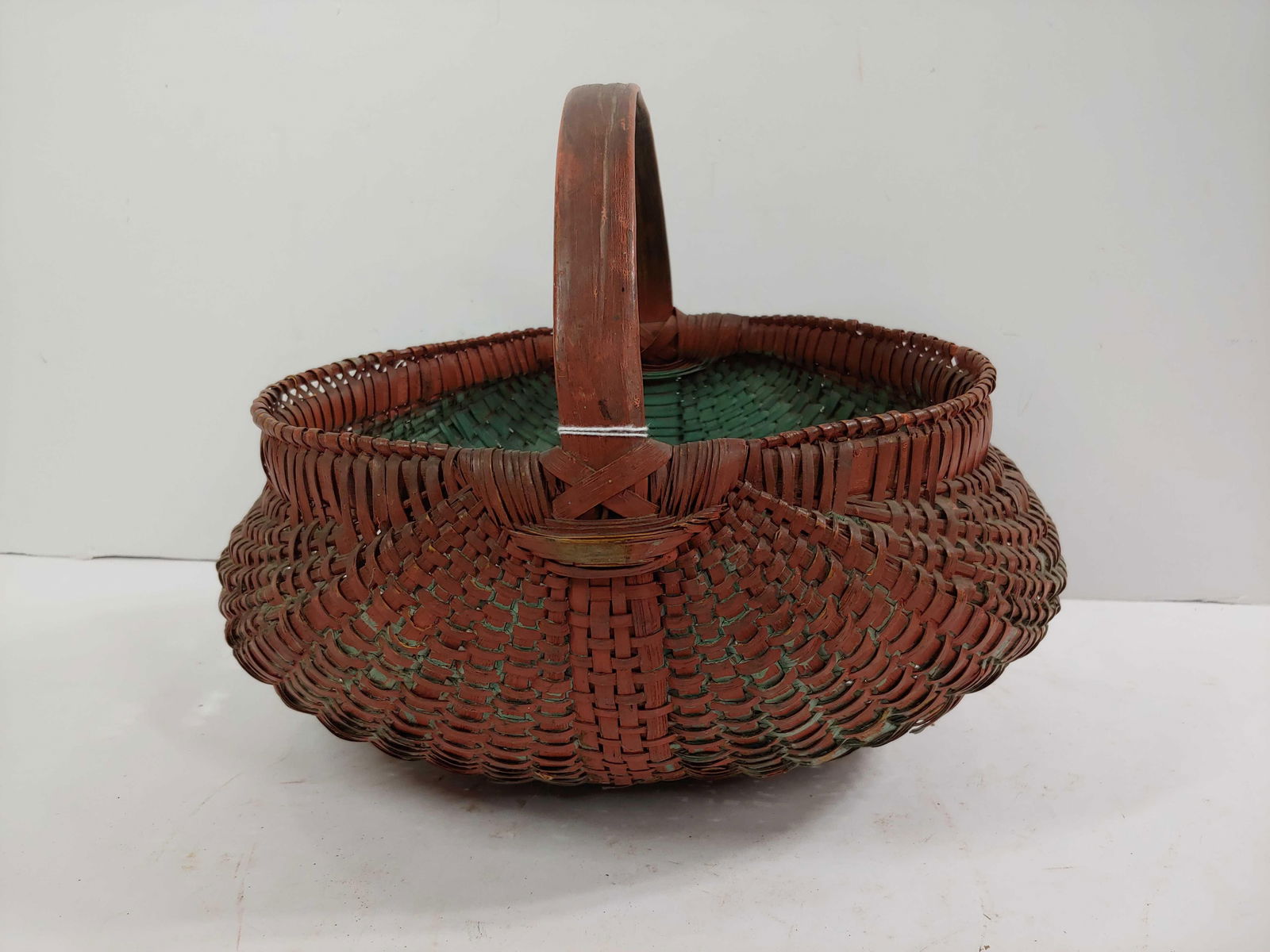 PRIMITIVE PAINTED HAND WOVEN SPLINT BUTTOCKS HANDLED BASKET (1 of 6)
