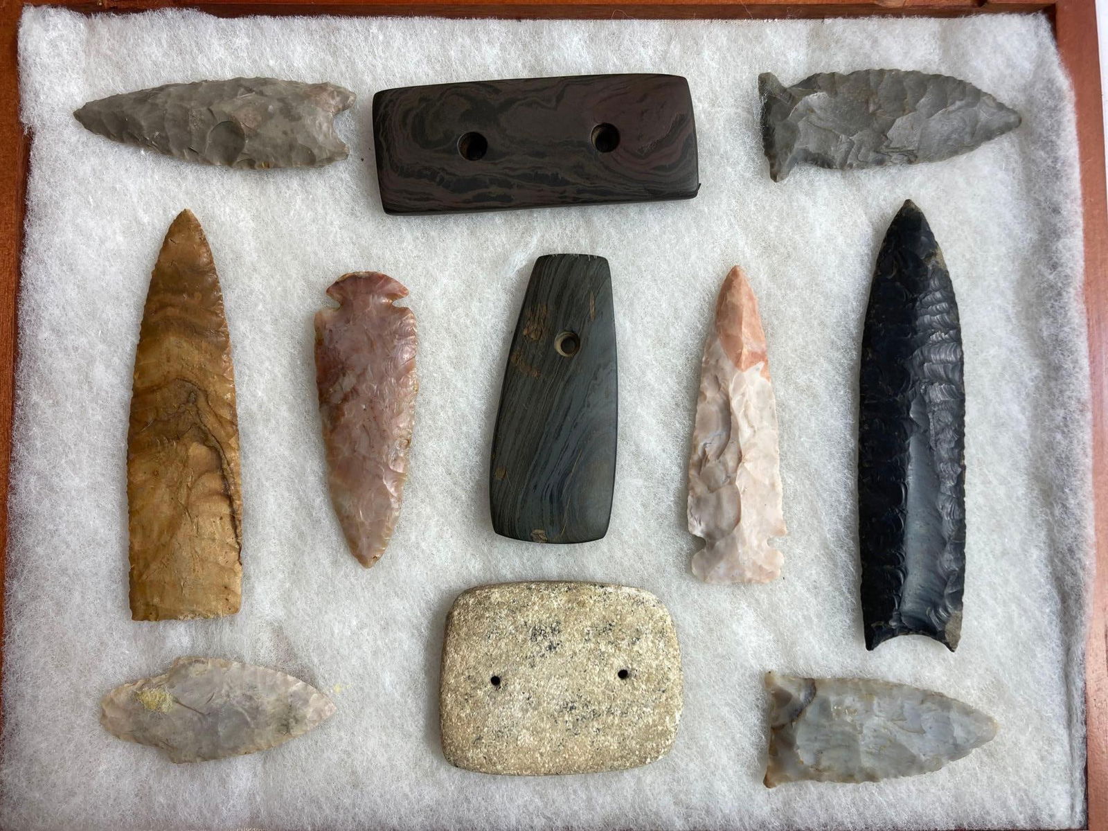 Medina Co Ohio Gorgets, arrowheads, and spear points: 11 great artifacts including Paleo spear points, adena, woodland spear points, and more. 3 to 6 inches long. Age and authenticity unknown.