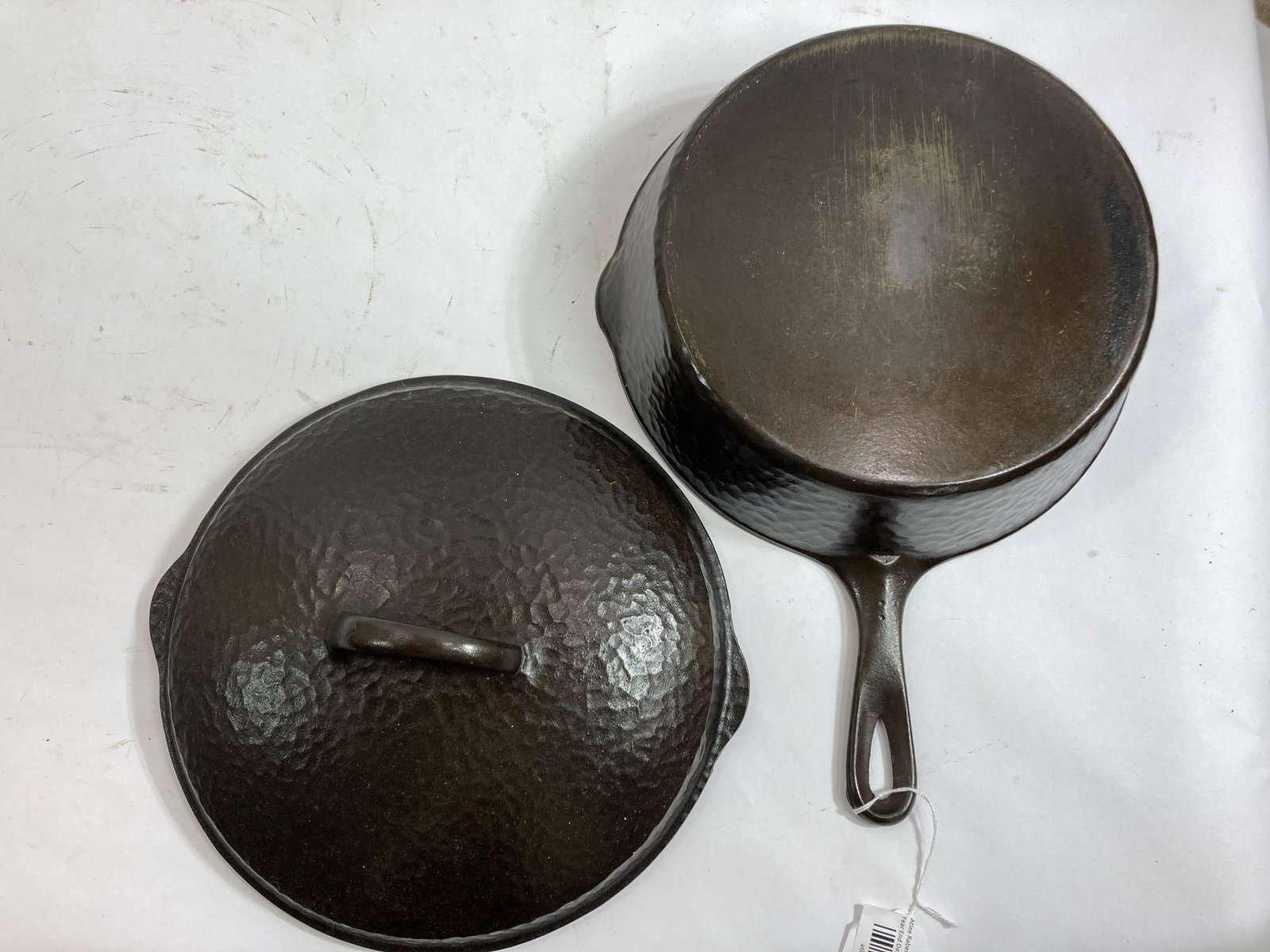 Unmarked Hammered cast iron chicken pan w/lid (1 of 5)