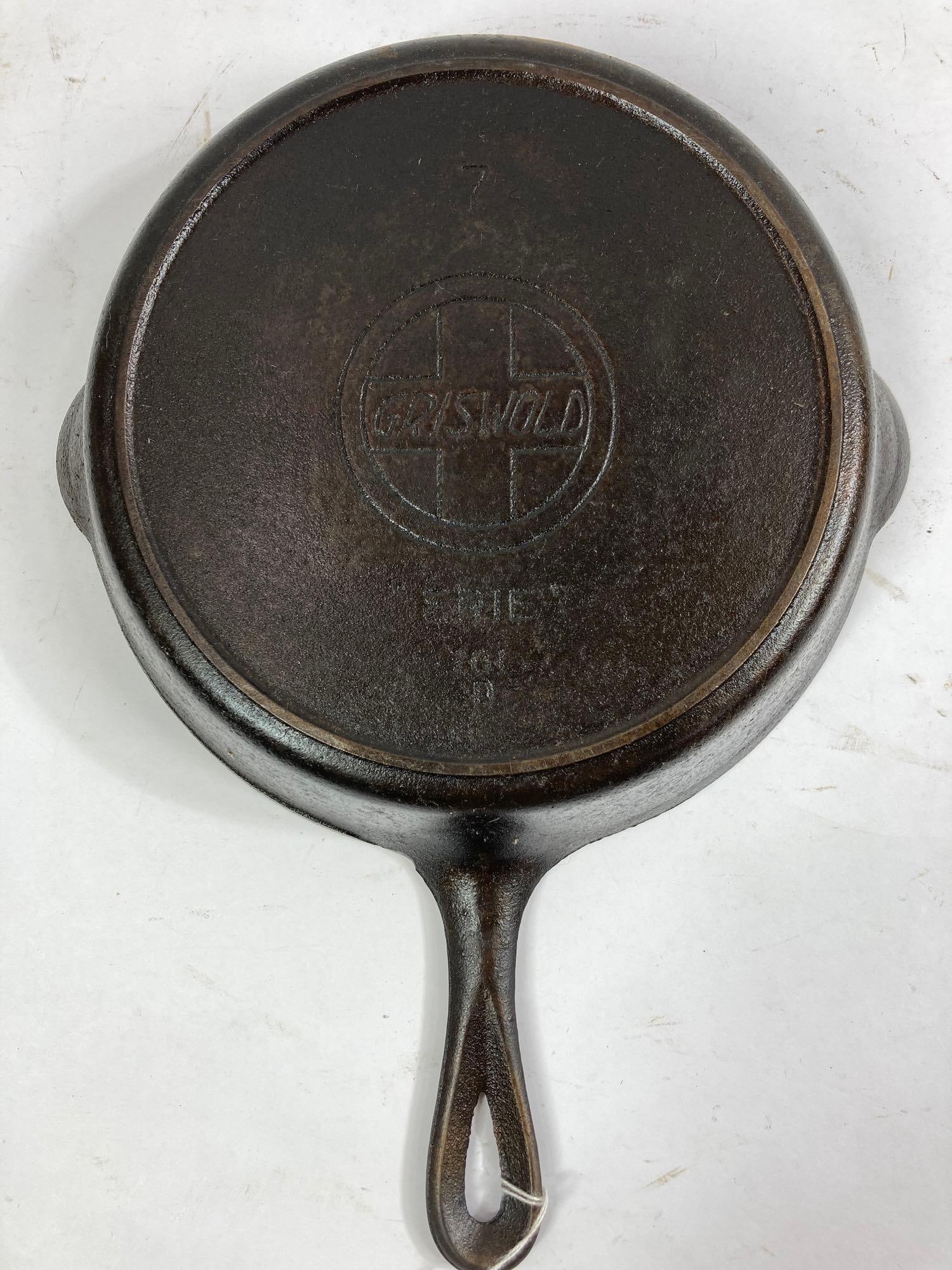 Griswold Erie #7 cast iron skillet (1 of 4)