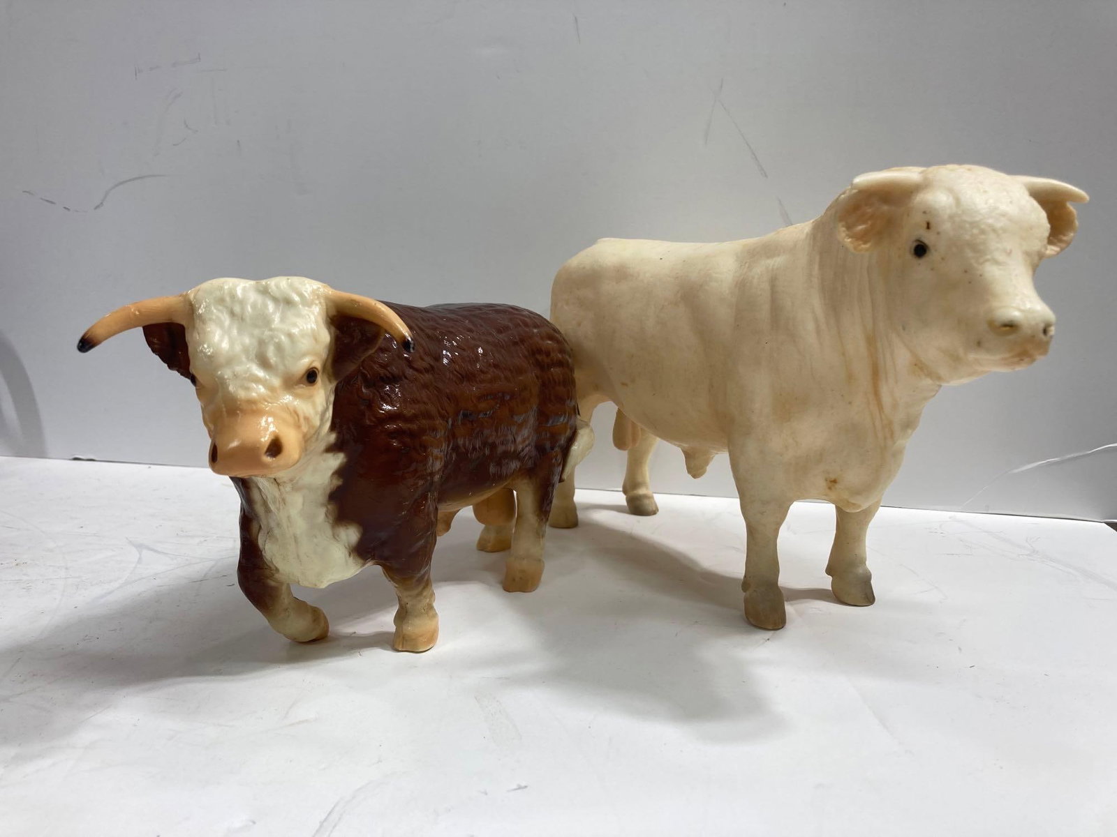 Charolais & Hereford Breyer Bulls: Both are in good condition! 10 & 12in long.