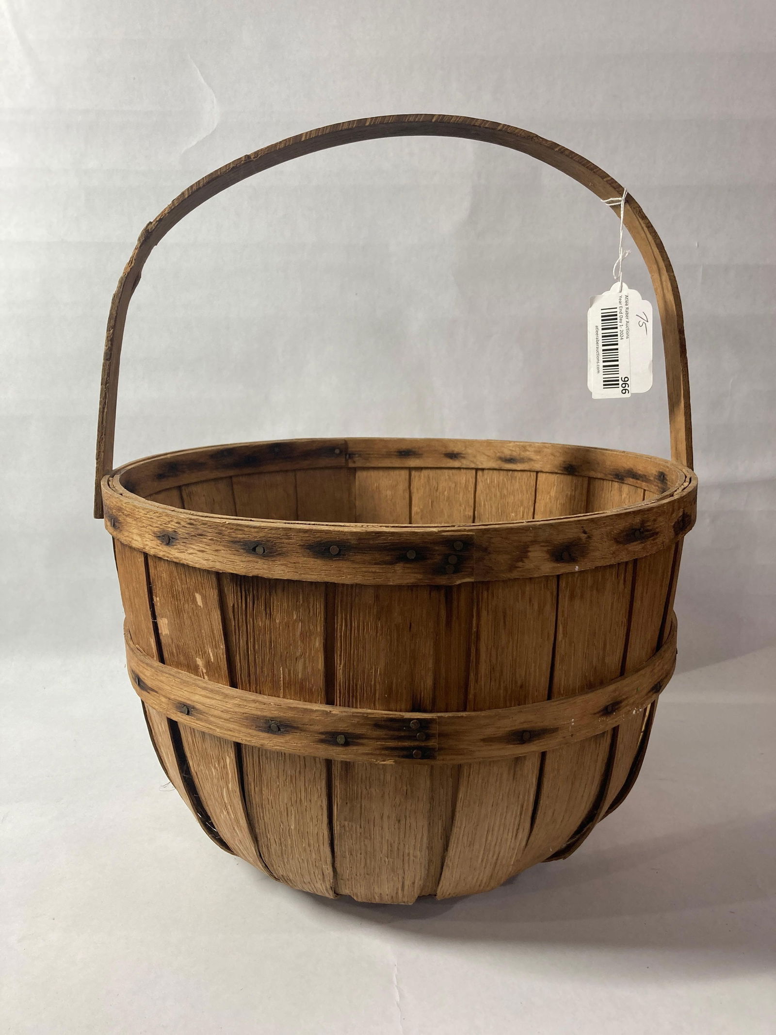 Wooden handled half bushel basket (1 of 6)