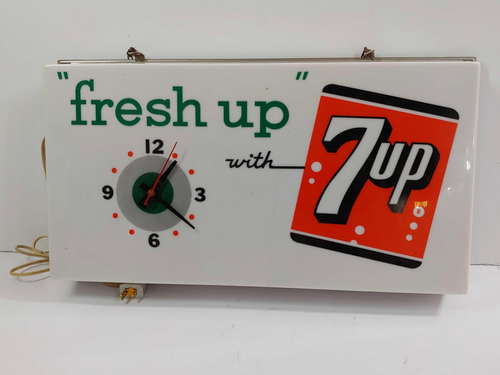 "fresh up" with 7up lighted clock (1 of 4)