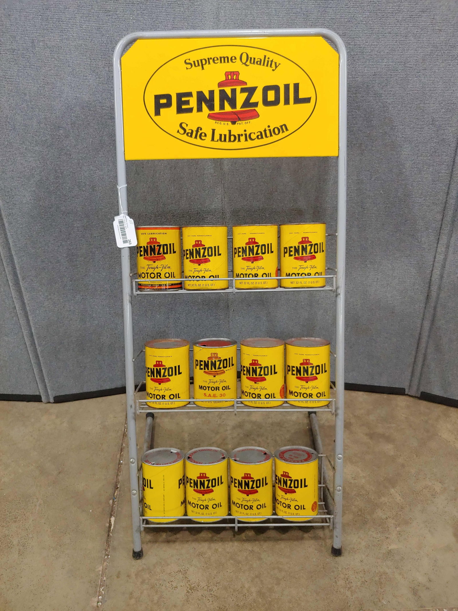 Pennzoil display with 12 1qt cans (1 of 7)