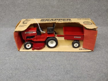 SNAPPER LAWN TRACTOR AND TRAILER