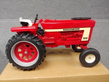 INTERNATIONAL HARVESTER 966 WF 1/8TH SCALE