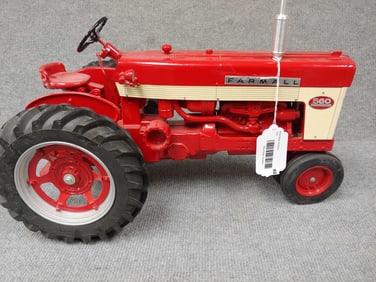 SIGNED FARMALL 560 COLLECTORS EDITION 1996 1/8TH SCALE