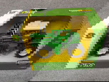 ERTL JOHN DEERE 7520 TRACTOR