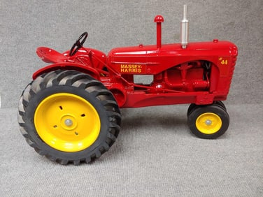 ERTL MASSEY HARRIS NF HD SIGNATURE SERIES 1/8 TRACTOR 150TH ANNIVERSARY EDITION