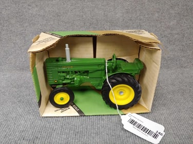 ERTL JOHN DEERE MODEL M WF DUBUQUE 1947-1952 SERIES III TRACTOR