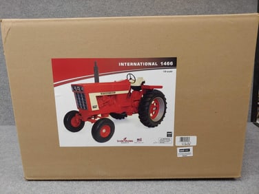 ERTL INTERNATIONAL 1466 WF WHITE STRIPE 1/8 TRACTOR