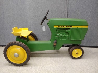 JOHN DEERE MODEL 520 PEDAL TRACTOR