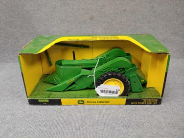 ERTL JOHN DEERE 60 TRACTOR W/ PICKER SHELLER ATTACHMENT