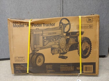 JOHN DEERE MODEL A PEDAL TRACTOR