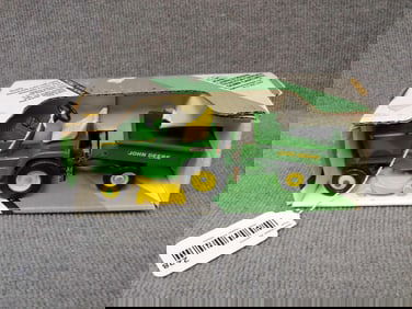 JOHN DEERE LAWN & GARDEN TRACTOR W DUMP CART