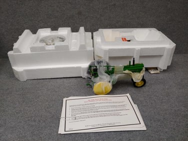 THE DANBURY MINT JOHN DEERE 1948 MODEL B DESK CLOCK TRACTOR