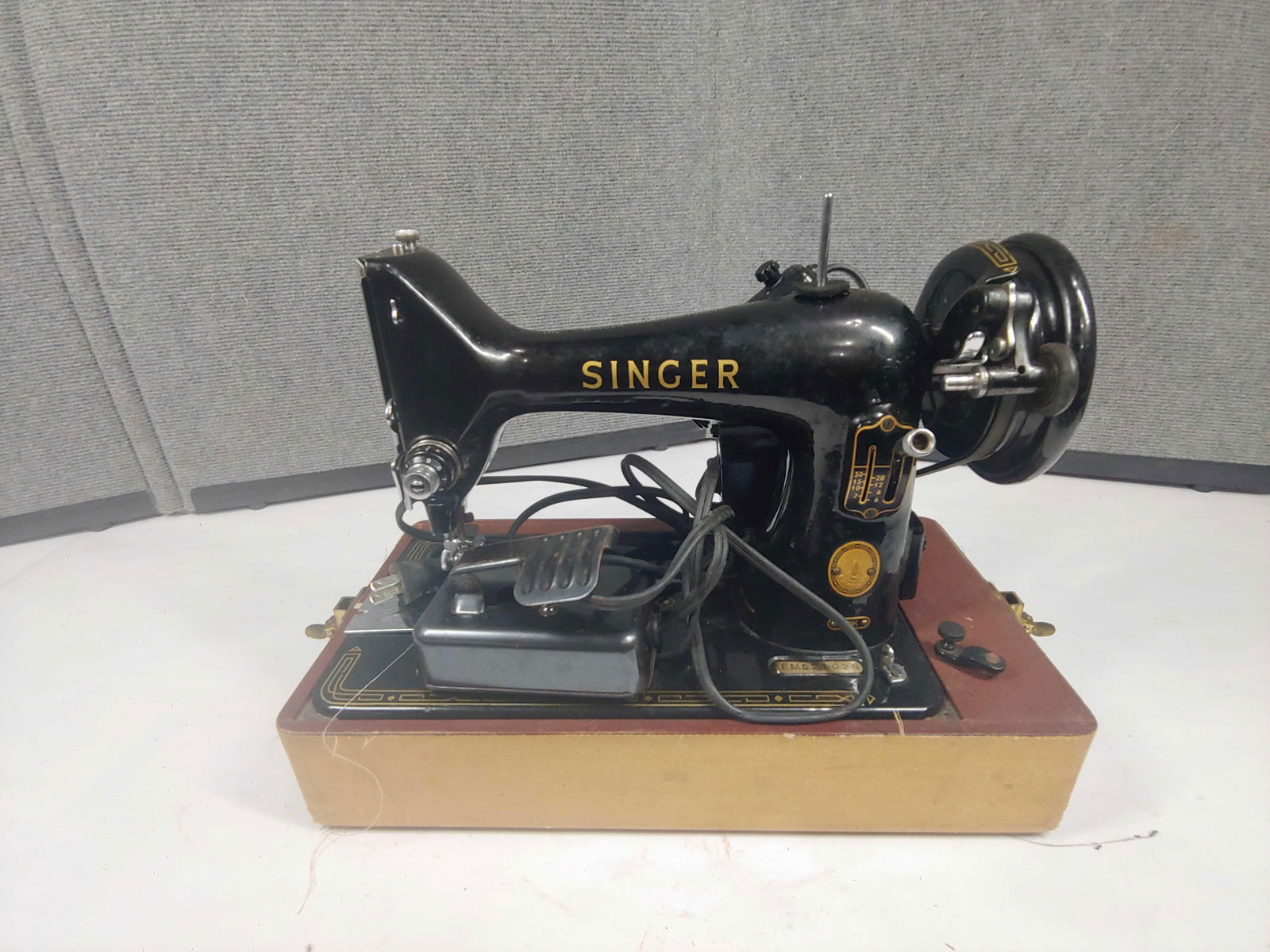 SINGER SEWING MACHINE (1 of 8)