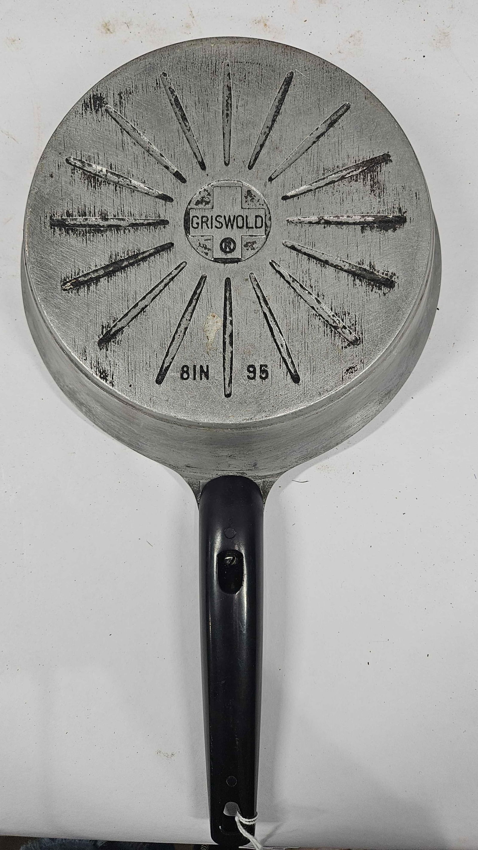 GRISWOLD 8 IN ALUMINIUM SKILLET W LID (1 of 7)