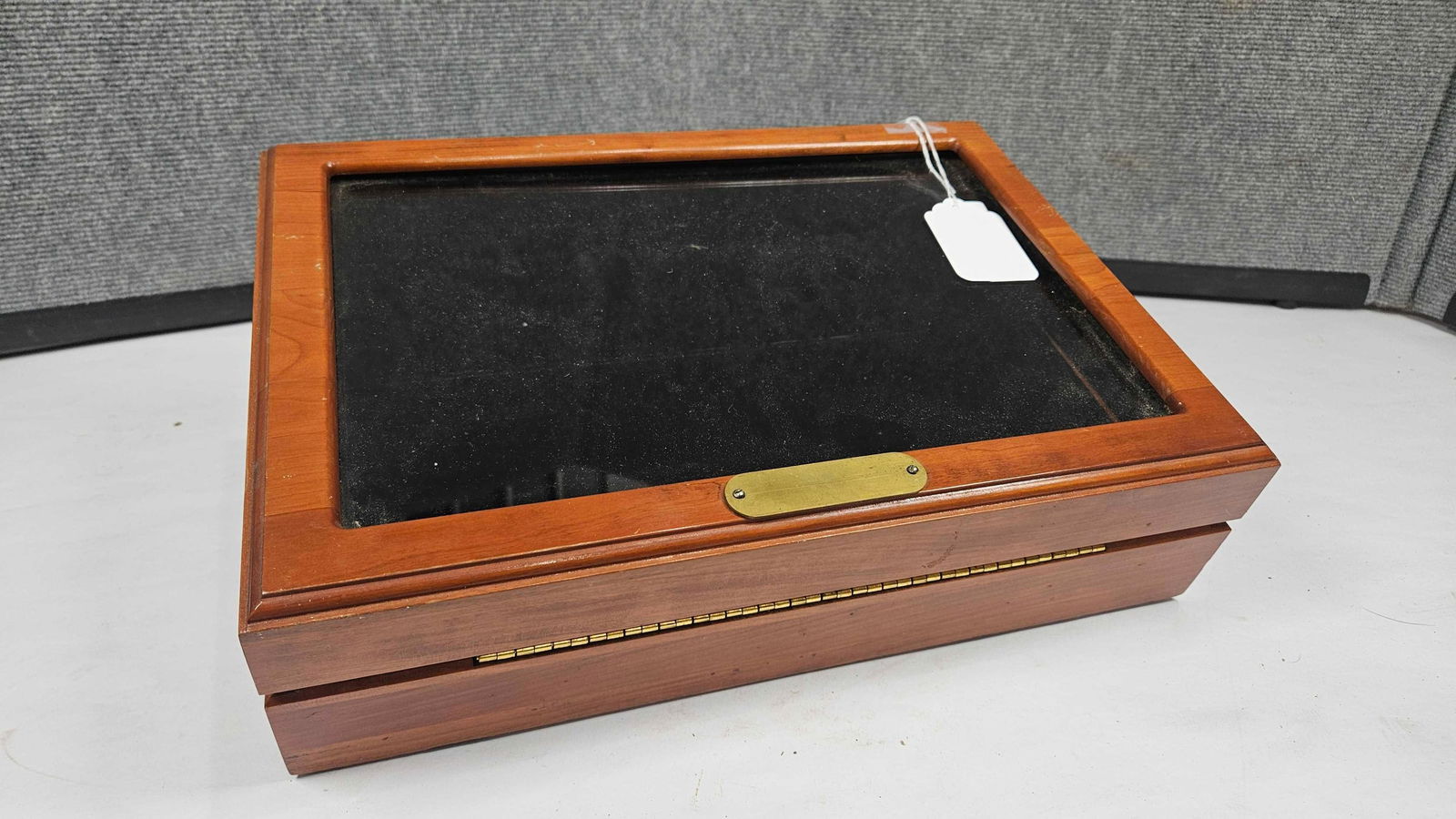 SLANT TOP DISPLAY BOX W KEY (1 of 8)