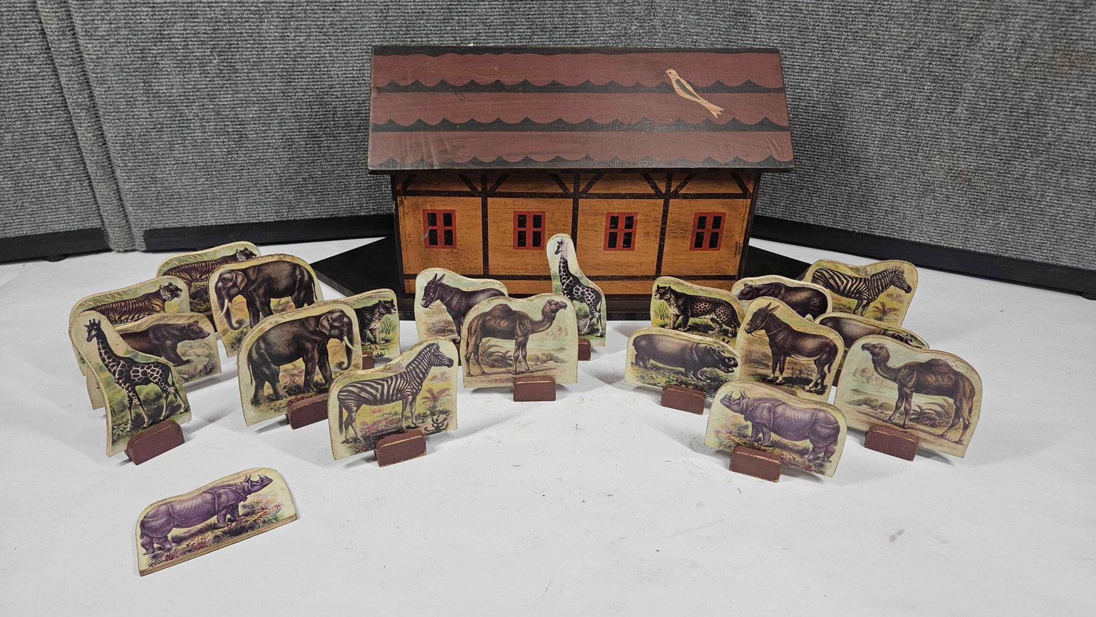 AWESOME FOLK ART BARN & MASONITE ANIMAL FIGURES: BARN IS 20X7.5X10. ANIMALS ARE HELD INSIDE AND INCLUDE BEAR, ELEPHANT, DONKEY, ZEBRA, AND MANY OTHER ZOO ANIMALS. MOST ARE APPROX 3X3