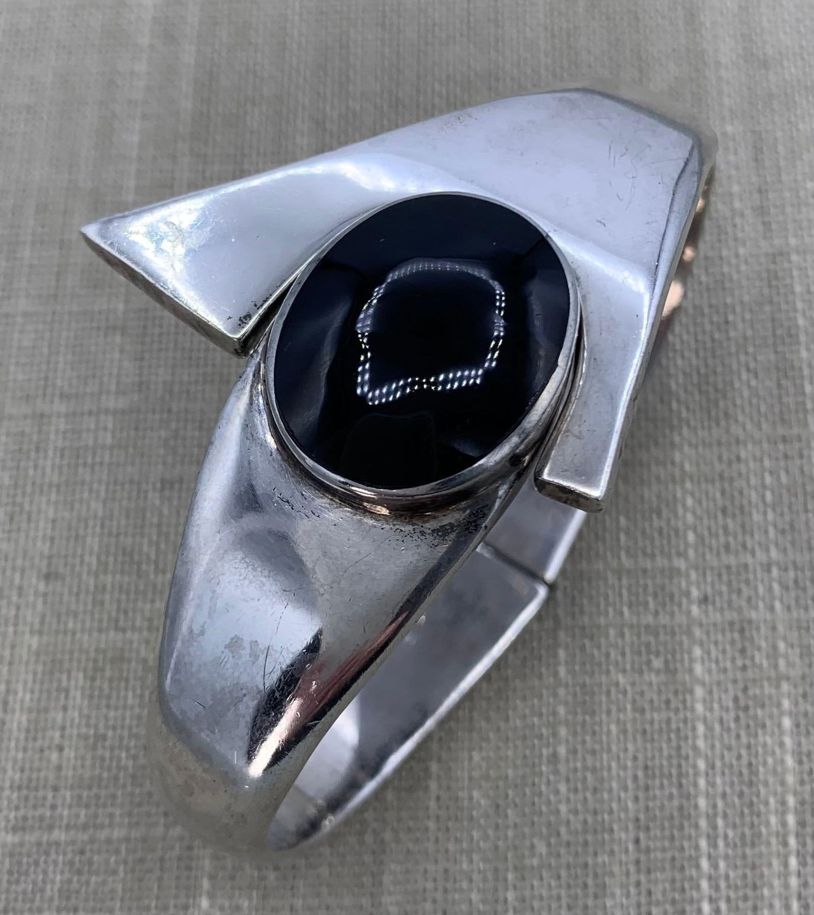 Outstanding 71 Gram Mexican Sterling Silver & Onyx Modernist Hinged Bangle Bracelet (1 of 9)