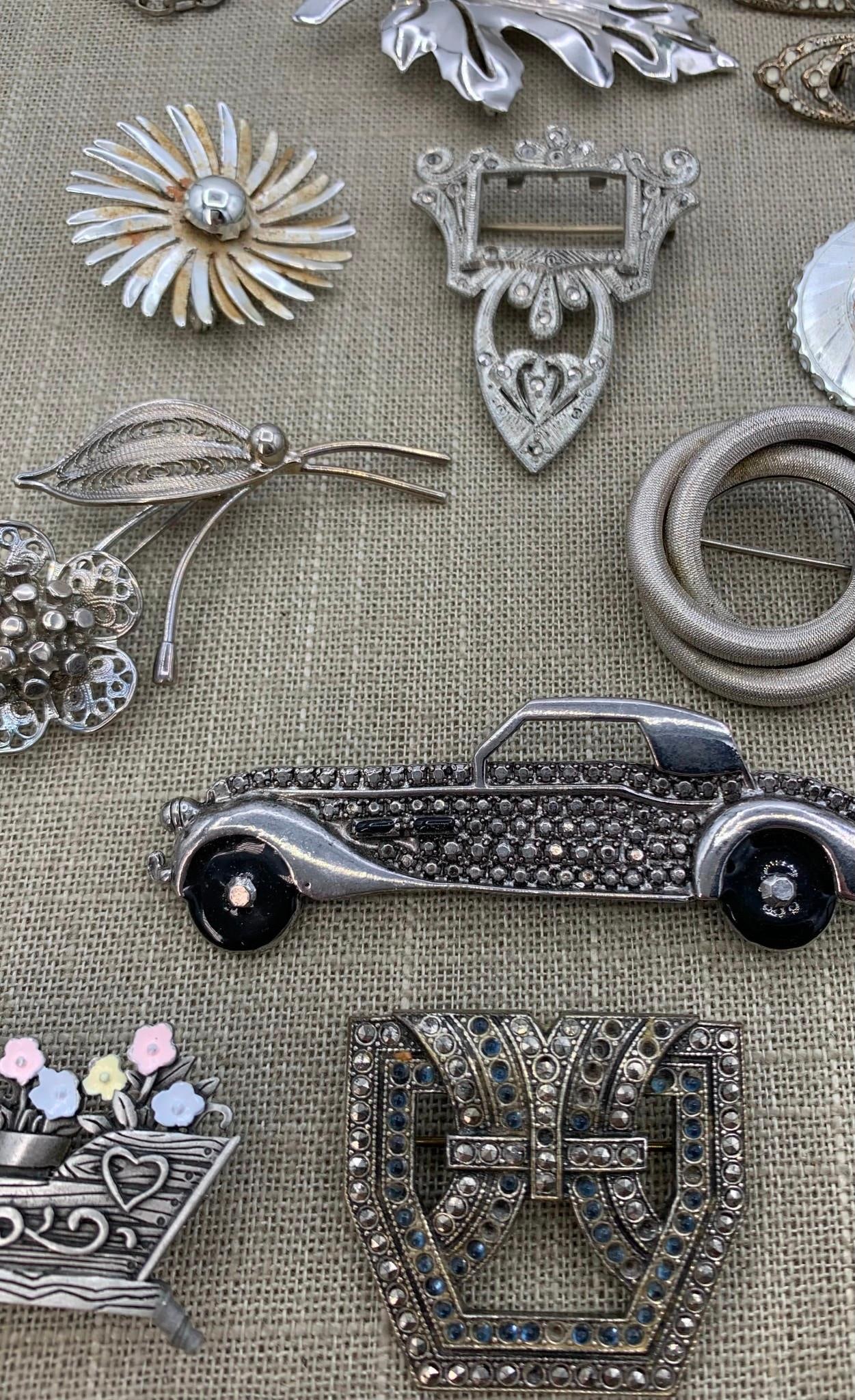 17 pc Vintage Costume Jewelry Brooch Lot: 1907 to 1980s: Marcasite, rhinestones, working closures, 1" to 3 1/2".