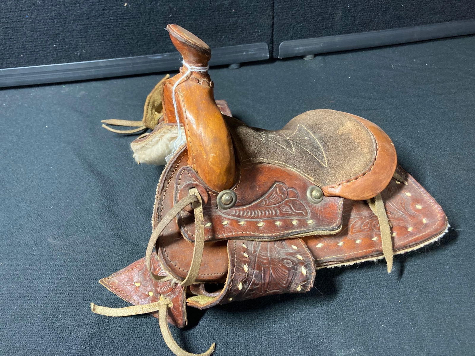 SALESMAN SAMPLE LEATHER SADDLE (1 of 5)