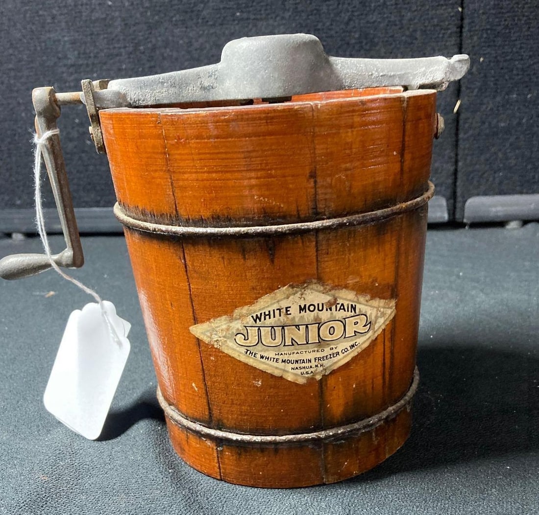 WHITE MOUNTAIN JR ICE CREAM FREEZER: 1 PINT, INNERS APPEAR TO BE COMPLETE. 7 INCHES TALL