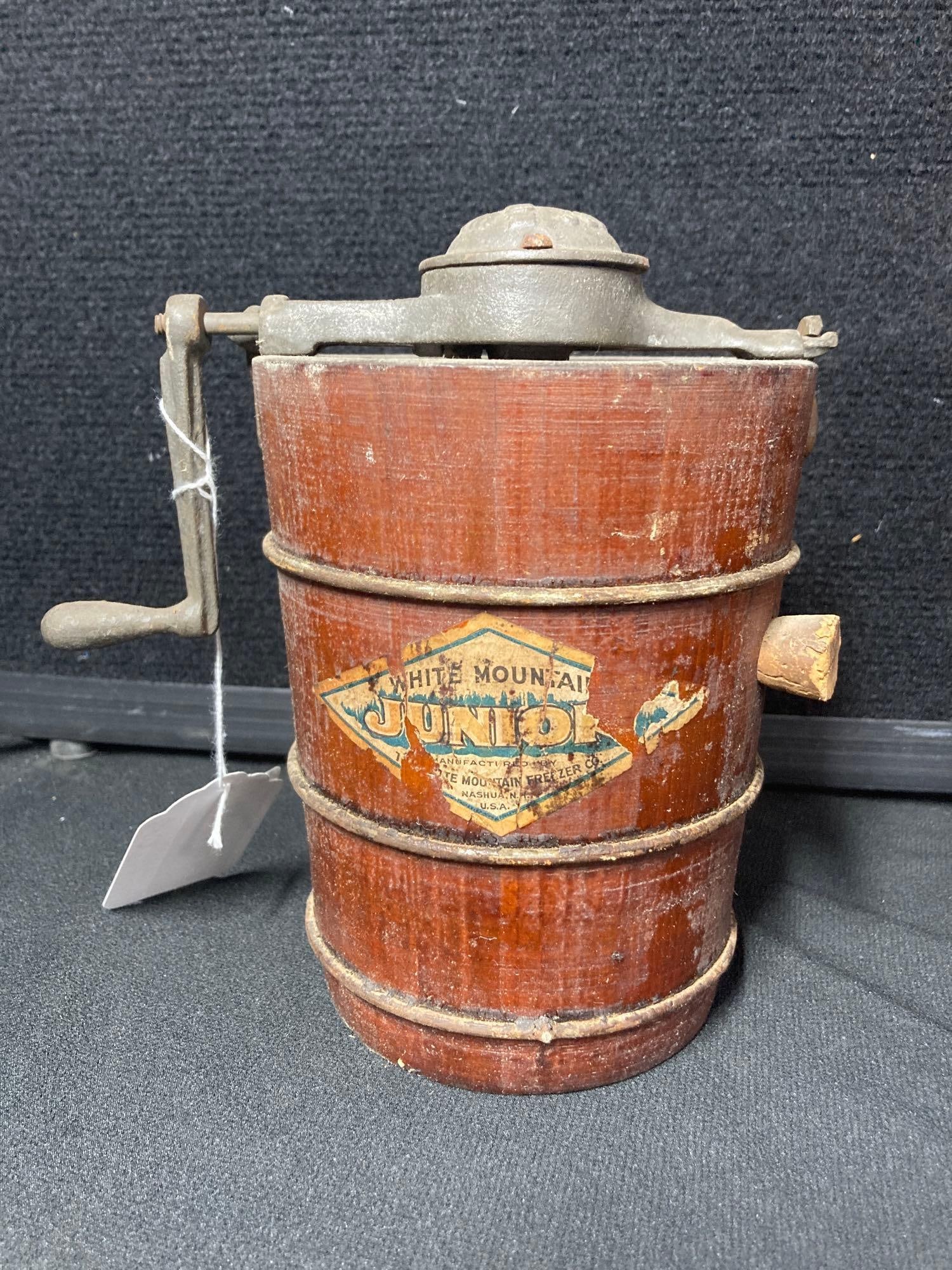 WHITE MOUNTAIN JR ICE CREAM FREEZER: PADDLES AND GEARS MOVE AS THEY SHOULD. 6 INCHES TALL