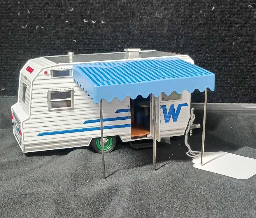 MINIATURE WINNEBAGO CAMPER IN BLUE: JUST LIKE THE FULL SIZE! 7 INCHES LONG