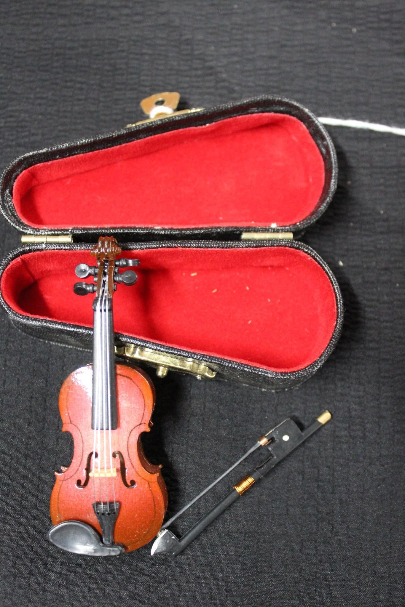MINIATURE VIOLIN IN CASE (1 of 4)