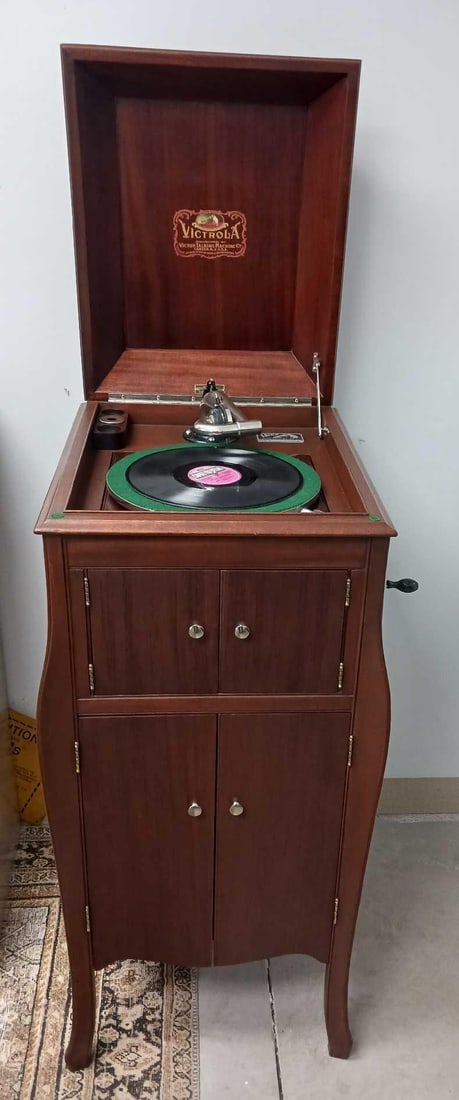 VICTROLA RECORD PLAYER (1 of 18)