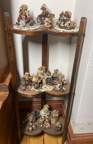 Heart corner shelf w Boyds Bears