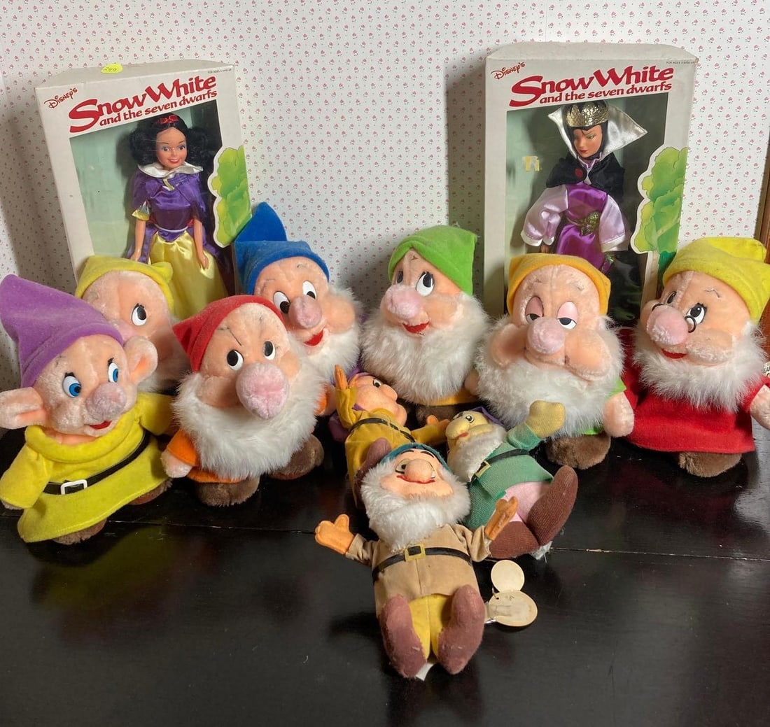 Disney's Snow White and the seven dwarfs Plush: Snow White and the Queen are unopened in original boxes