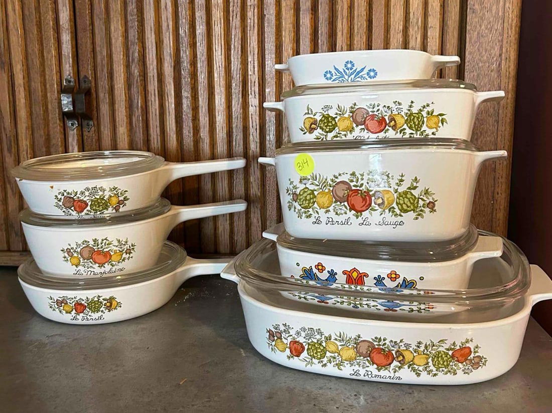 Vintage corningware casserole dishes (1 of 4)